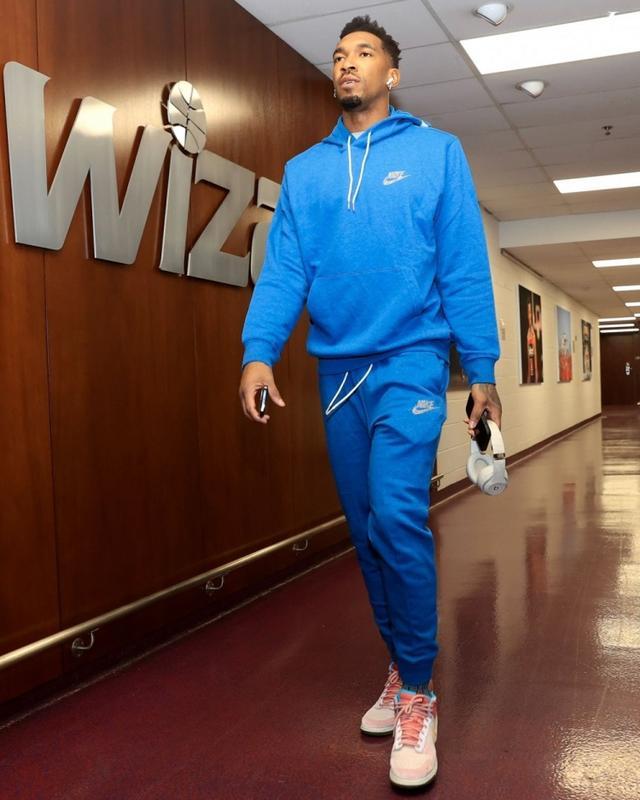 库里吸走半 库里吸走半